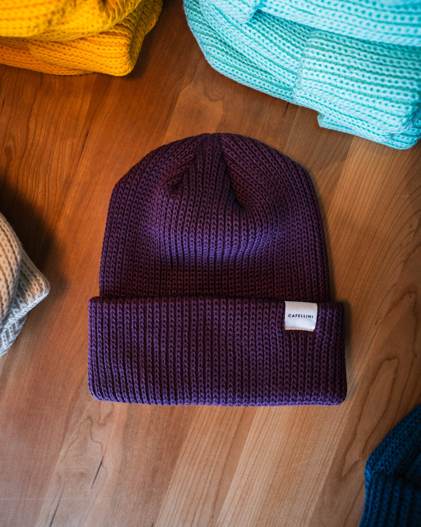 Tuque de couleur Aubergine sur table