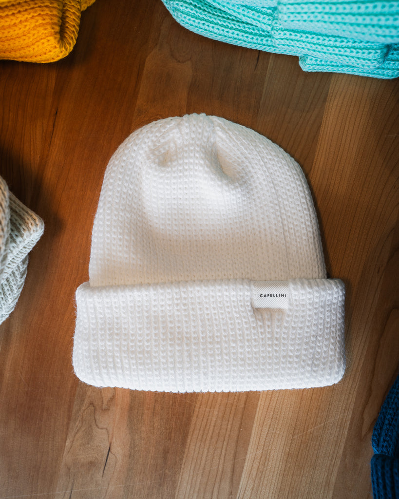 Tuque de couleur Blanc Pur sur table