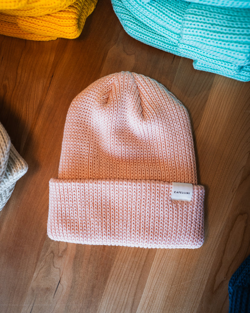 Tuque de couleur Rosé doux sur table