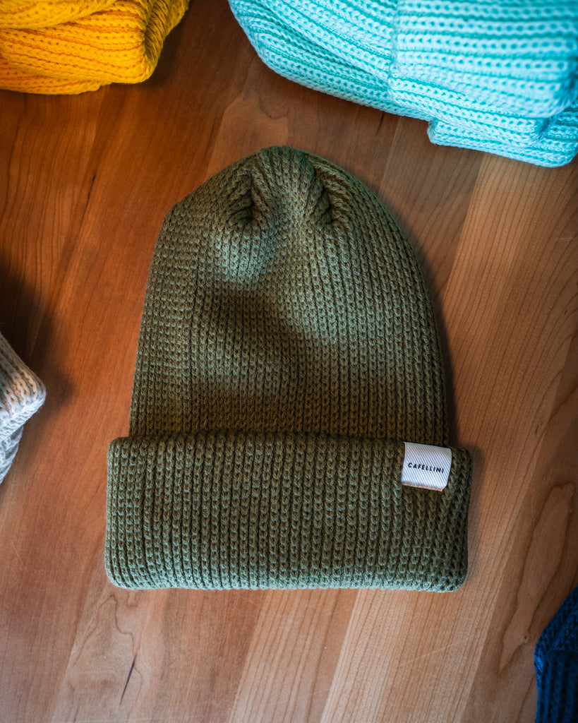 Tuque de couleur Vert Olive sur table